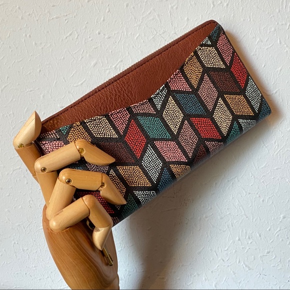 Who Loves Amazing Fossil Wallets & Clutches? - Picture 3 of 6